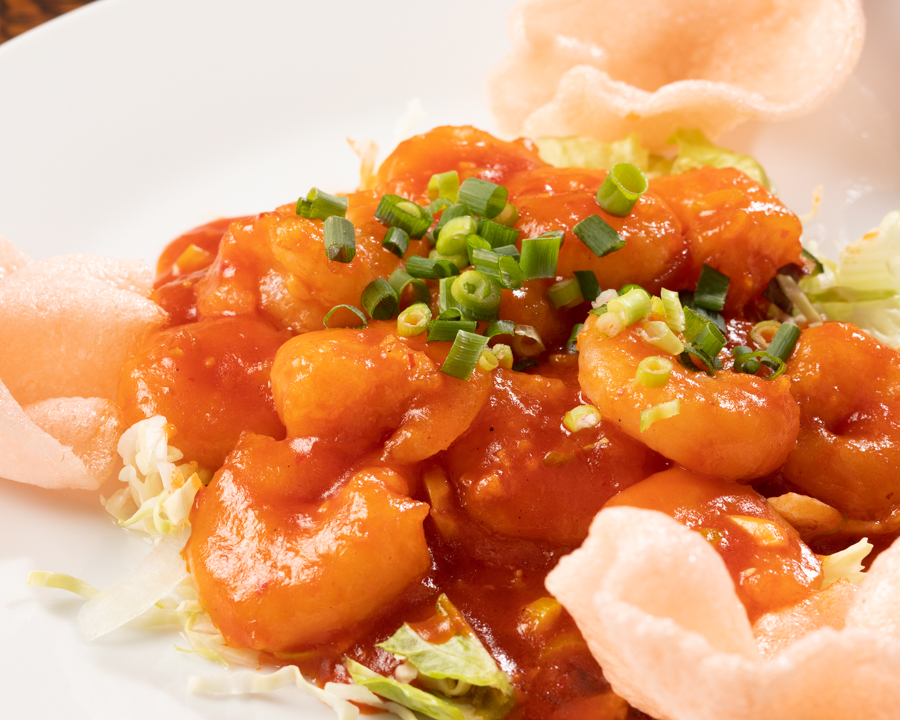 国立・富記のプリプリ食感が自慢の特製エビチリソース。揚げたてのえびせん添え